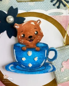 Close up coloured digital stamp Tea Time from Isabel Cristina Close-up of the digital stamp from the Tea Time set by Isabel Cristina, featuring an adorable bear sitting in a teacup. The colored details bring the illustration to life.